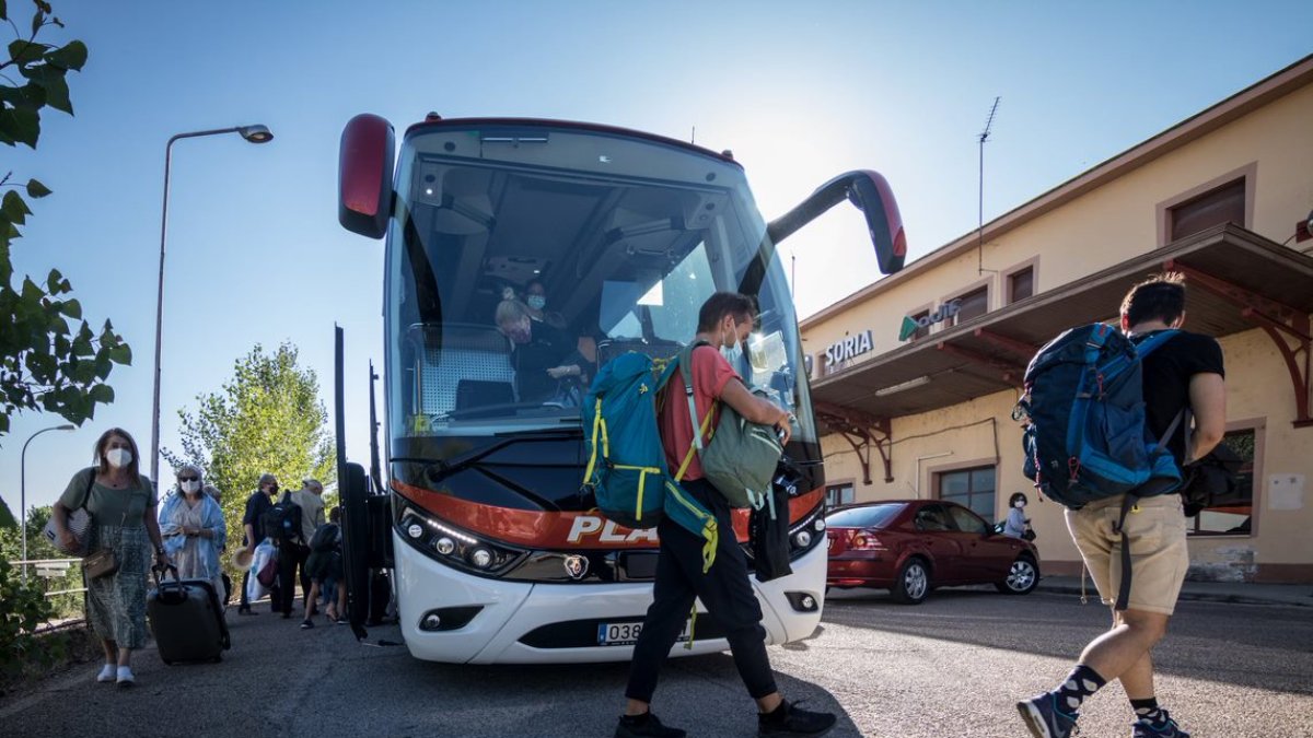 Llegada del autobús al que tuvieron que trasbordar los viajeros del tren procedente de Madrid. GONZALO MONTESEGURO