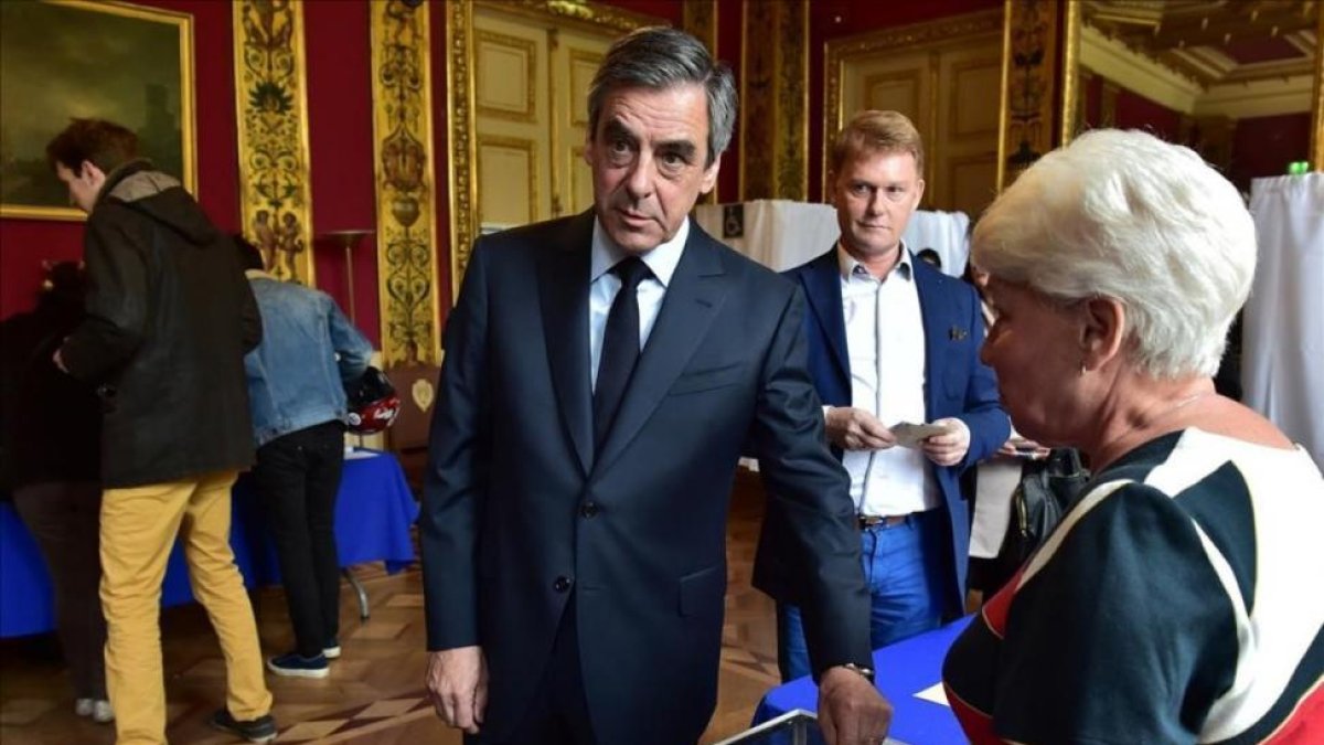 Fillon vota en París.-CHRISTOPHE ARCHAMBAUL