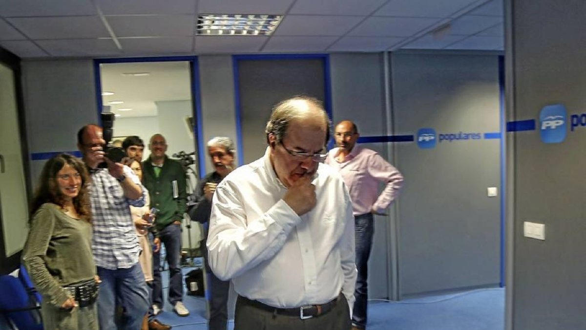 Herrera, cabizbajo, minutos antes de valorar los resultados en la sede del PP regional. I-Ical