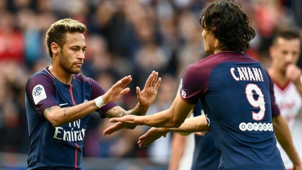 Neymar y Cavani se abrazan tras el gol de penalti del brasileño ante el Girondins.-CHRISTOPHE SIMON