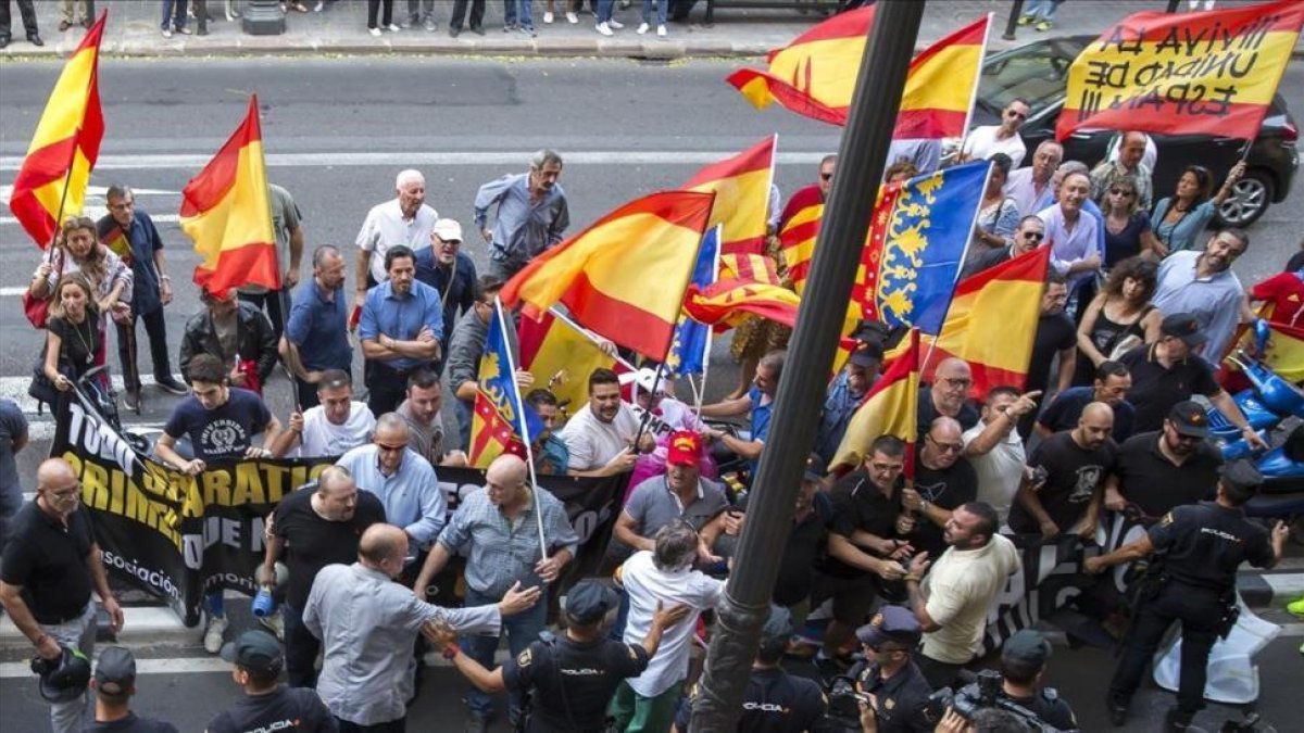 Manifestantes de ultraderecha a las puertas del Teatro Micaelet de Valencia-IGUEL LORENZO