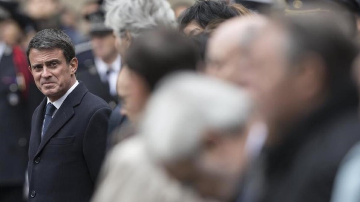 Manuel Valls asiste a una ceremonia por el policía asesinado en los Campos Elíseos.-IAN LANGSDON / EFE