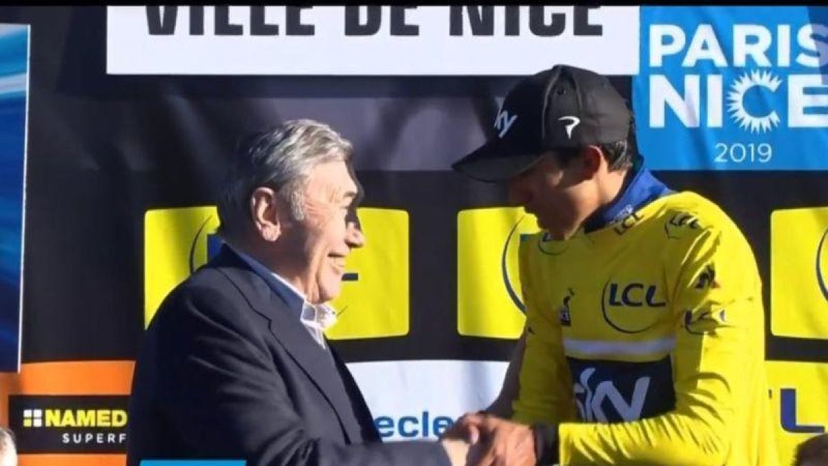 Eddy Merckx saluda a Bernal en el podio de la París-Niza.-TWITTER