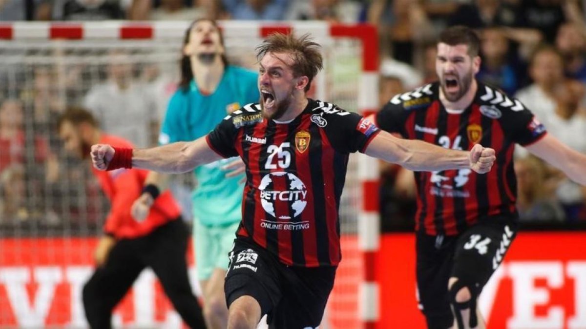 El croata Luka Cindric celebra el gol decisivo mientras Viran Morros, al fondo, se lamenta.-INA FASSBENDER