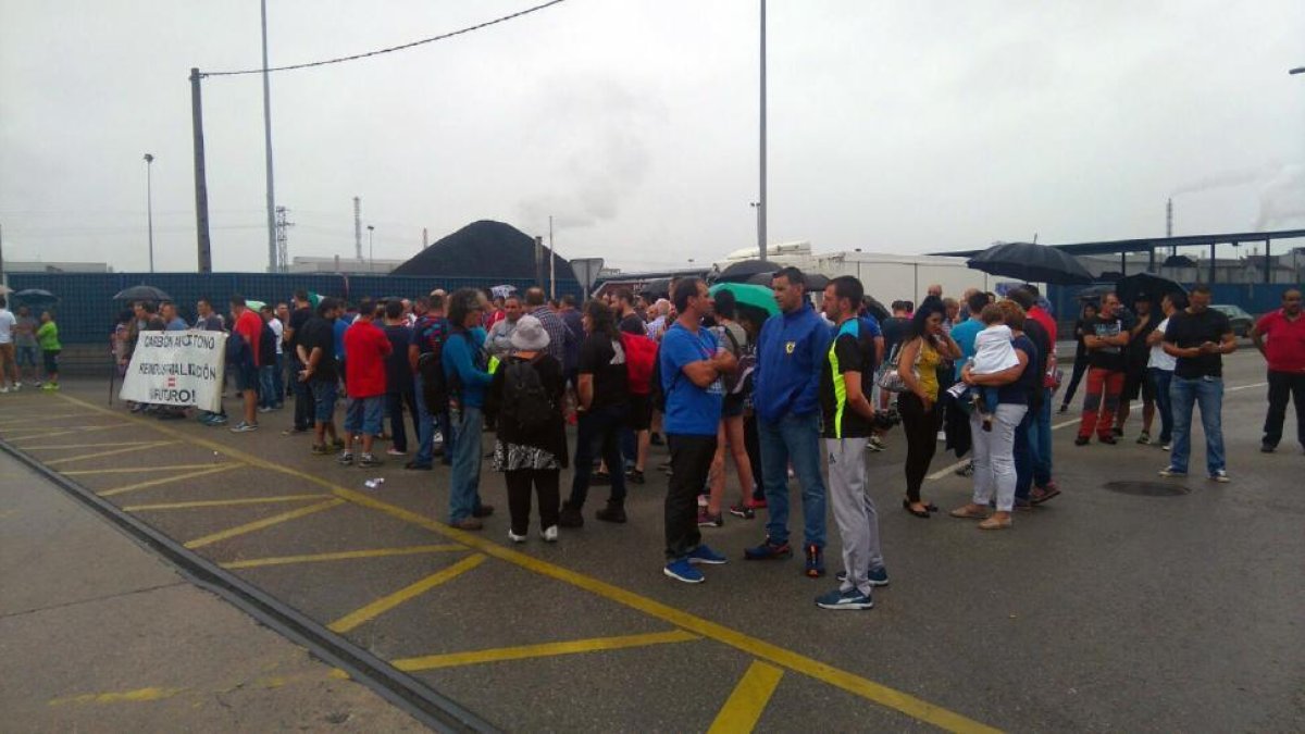 Protesta minera impidiendo la salida de carbón internacional en el puerto de Avilés.-ICAL