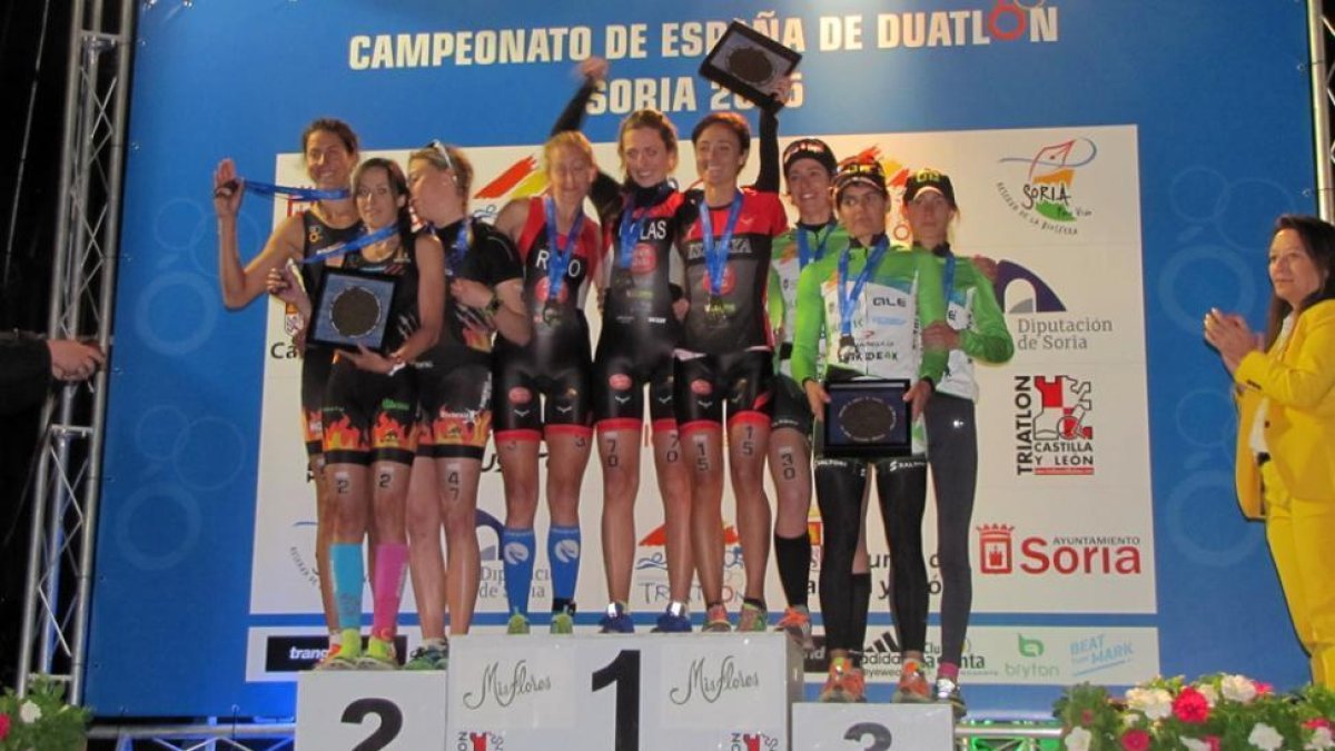 El podio femenino por clubes del año pasado en el Nacional disputado en Soria.-FCYLT