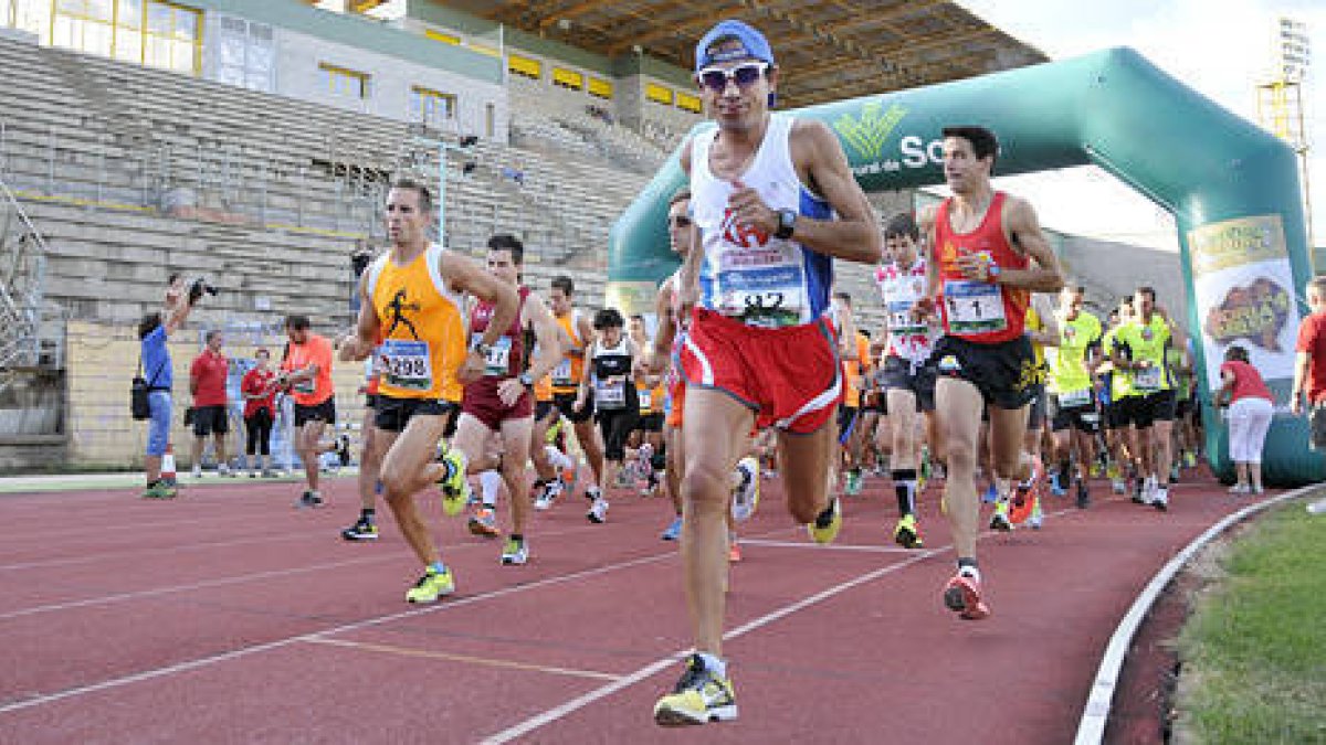 Mas de 400 participantes tomaron parte entre la Media Maratón y la 6k de Soria. / DIEGO MAYOR-