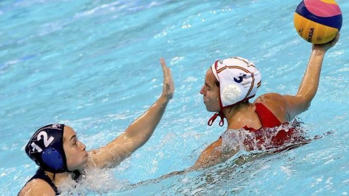 Anni Espar lanza a puerta.-EFE / SRDJAN SUKI