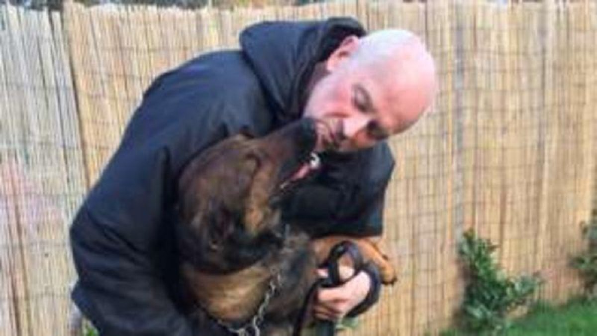 David Evans, sargento de policía, junto al perro al que cuida, Ivy, en una foto tomada por su hija Jenny Evans.-BBC news