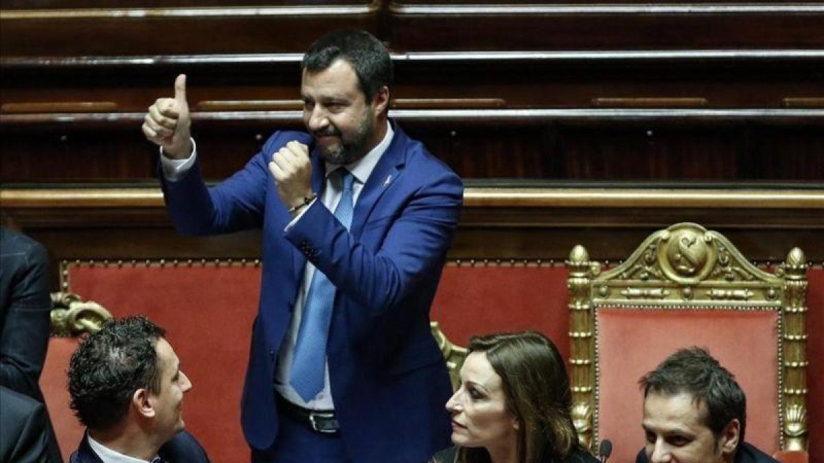 El ministro del Interior italiano, Matteo Salvini,  celebra la aprobación de la ley de legitima defensa en el Senado de Italia.-GIUSEPPE LAMI (EFE)