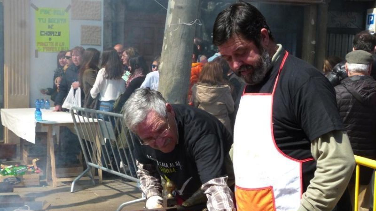 Manos Unidas agotó sus bocadillos calientes por una buena causa.-Diego Mayor