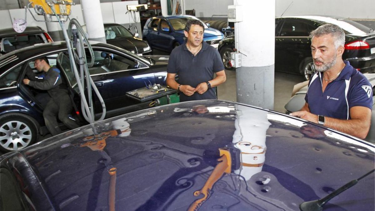 Son numerosos los coches que han sufrido daños en la chapa y muchos de ellos cuentan con centenares de bollos.-M.T.