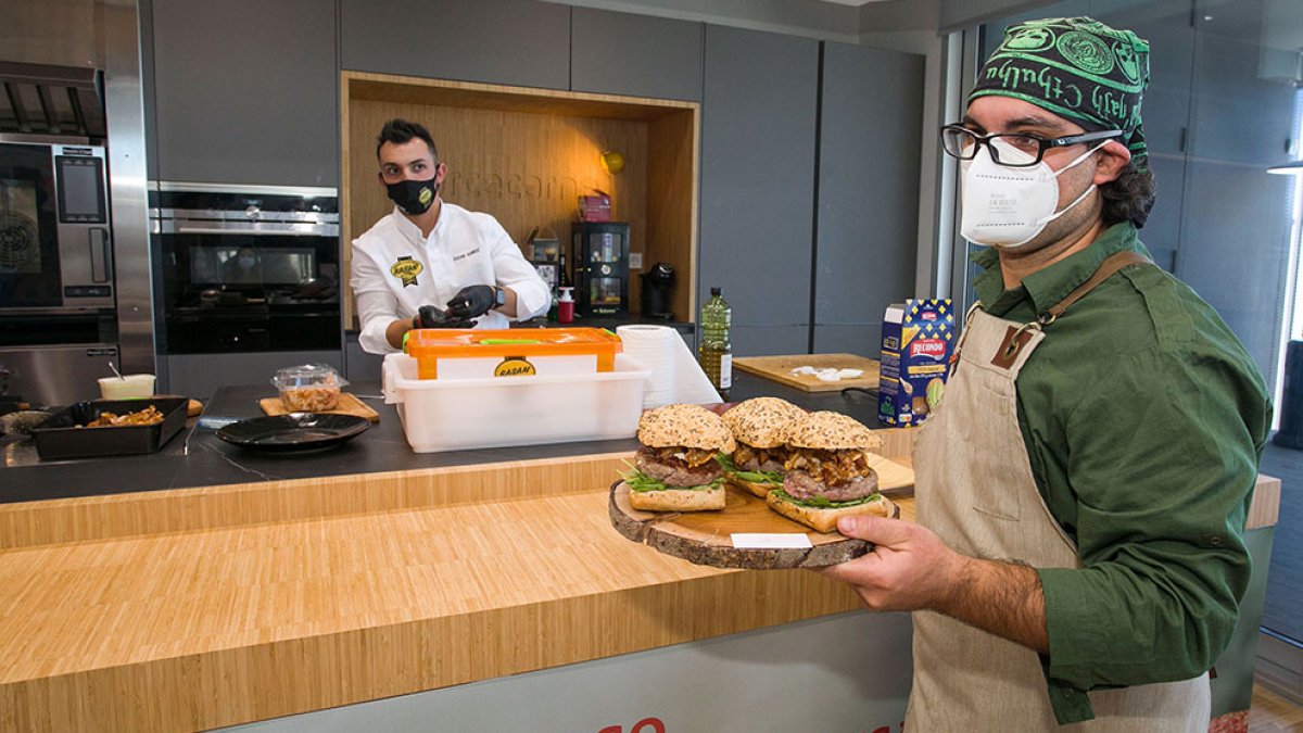 El Gremio Regional de Carniceros de Castilla y León junto con CEDECARNE organiza la final de la IX Edición del Concurso 'Mejor hamburguesa de Castilla y León'.