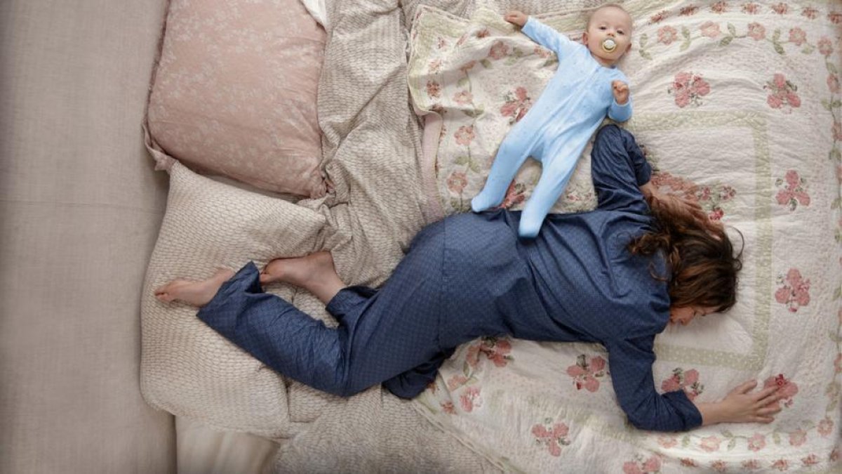 Fotograma de la serie de Netflix The Ledown, escrita y protagonizada por Alison Bell.-EL PERIÓDICO