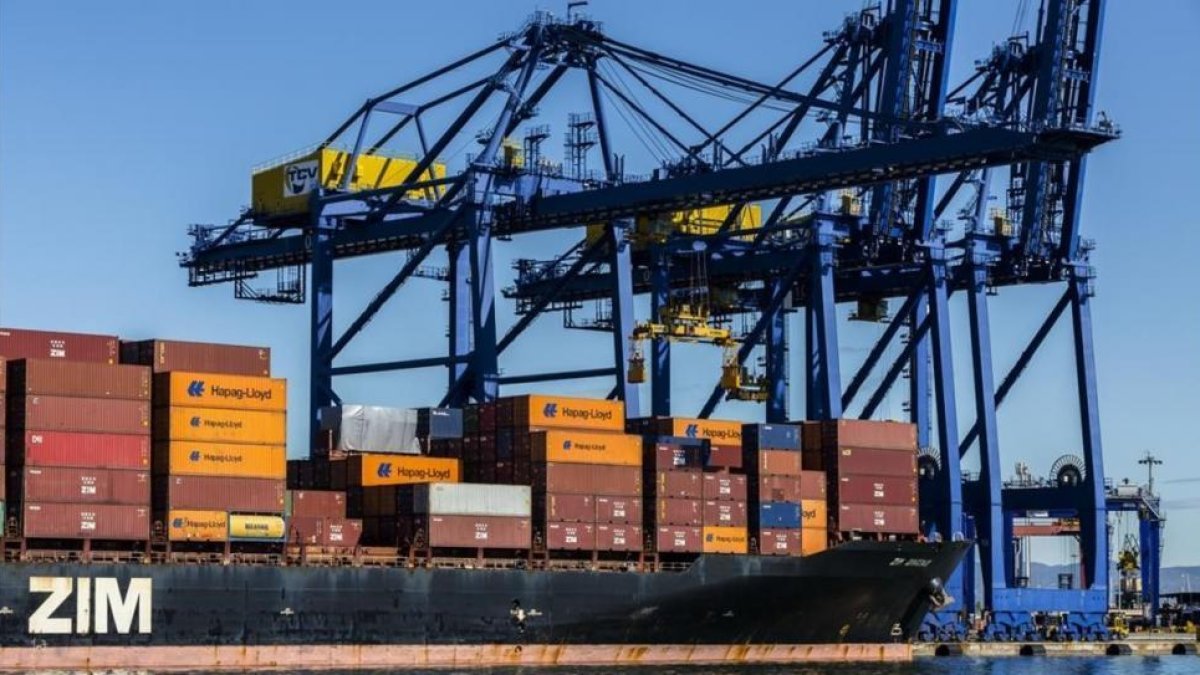 Contenedores en el muelle norte del puerto de Valencia.-MIGUEL LORENZO