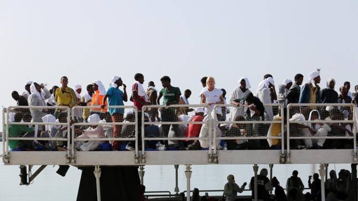 Los inmigrantes trasladados por el navío maltés esperan a desembarcar en Pozzallo (Sicilia).-Foto:   Francesco Malavolta / AP / FRANCESO MALAVOLTA