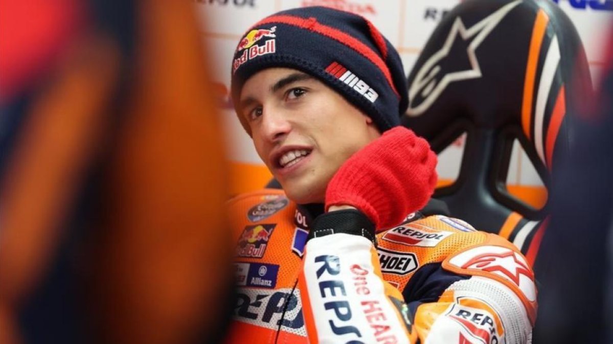 Marc Márquez se protege del frío en Australia.-ALEJANDRO CERESUELA