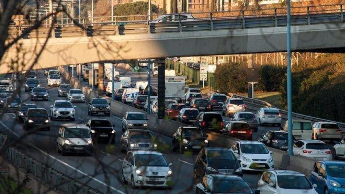 Tráfico en una carretera.-TWITTER