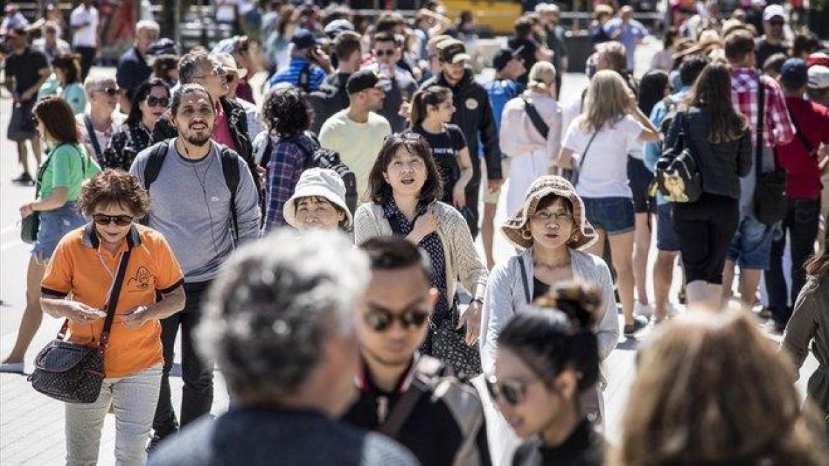Turistas en Barcelona, cerca de la Sagrada Familia, en mayo pasado.-FERRAN NADEU