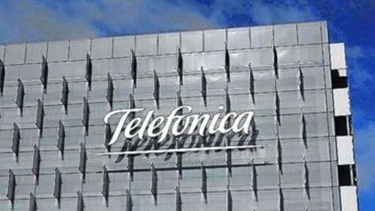 Imagen del cuartel general de Telefónica en Madrid, con el logotipo.-REUTERS.
