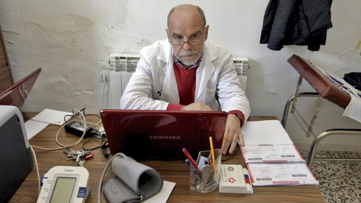 Un medico rural atendiendo en su consulta.-HDS