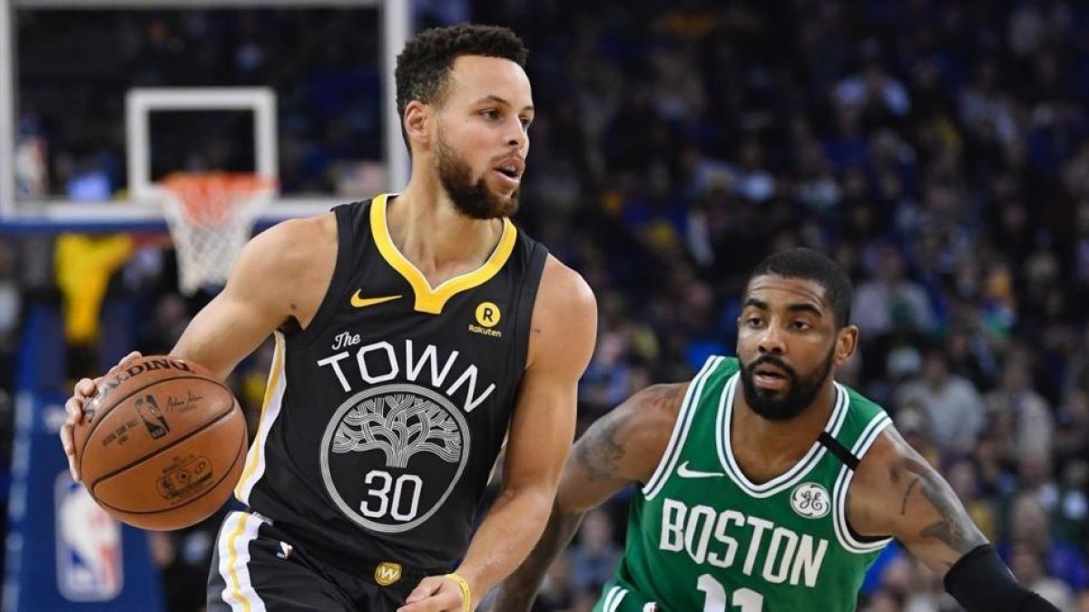 Stephen Curry bota el balón ante Kyrie Irving.-/ USA TODAY / KYLE TERADA