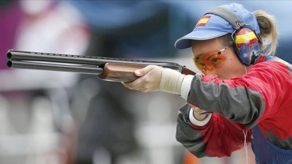 Fátima Gálvez, durante una competición de tiro.-Foto: EFE / LAVANDEIRA JR