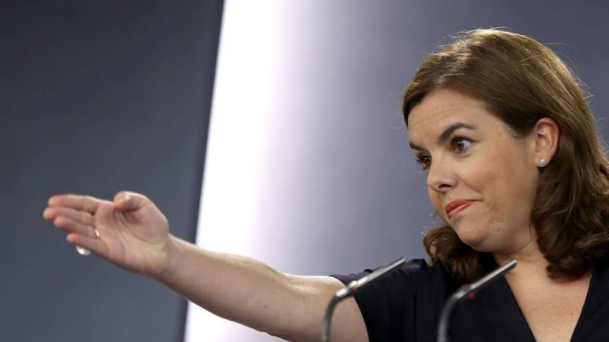 La vicepresidenta del Gobierno, Soraya Sáenz de Santamaría, durante la rueda de prensa que ha ofrecido tras la reunión mantenida hoy con el ministro de Hacienda, Cristóbal Montoro, para preparar la presentación del Proyecto de Ley de Presupuestos Generale-Foto: EFE