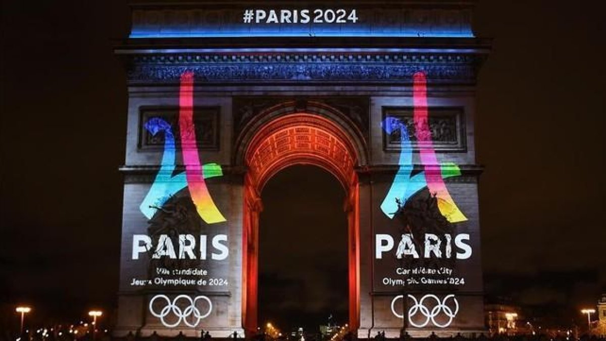 Momento en el cual se mostró el nuevo logo de la candidatura París 2024.-AFP / LIONEL BONAVENTURE
