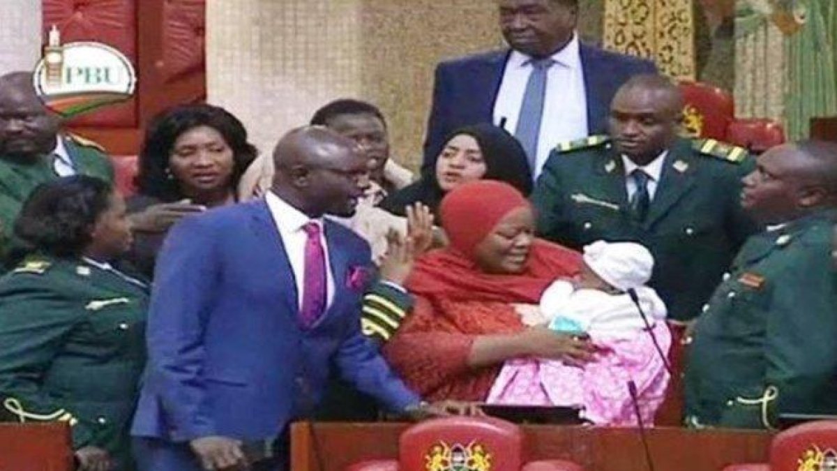 Zuleika Hassan, con su bebé en brazos en el Parlamento de Kenia.-