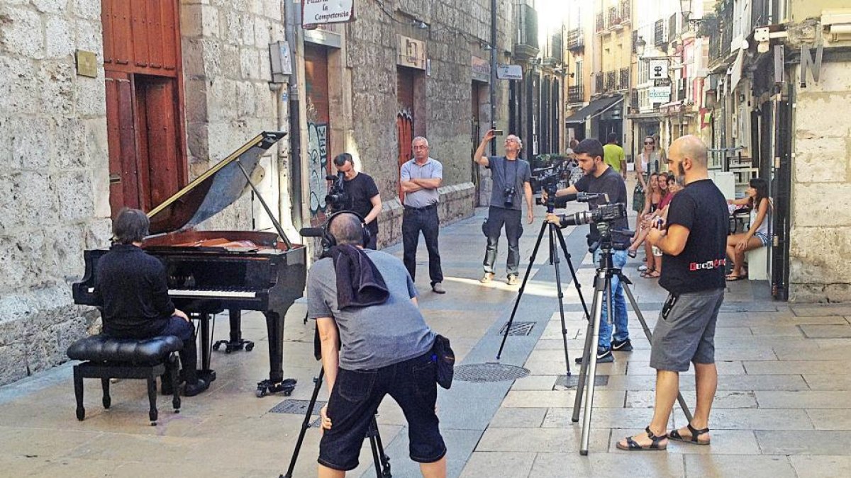 El rodaje del filme se trasladó el martes al exterior de la sede del Orfeón Burgalés para grabar al pianista José Abel González.-ISRAEL L. MURILLO