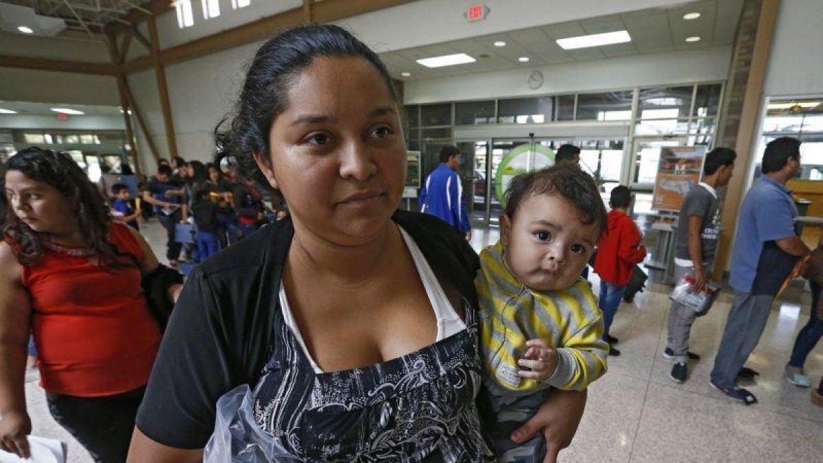 Inmigrantes detenidos en la frontera de EEUU y México.-LARRY W. SMITH (EFE)