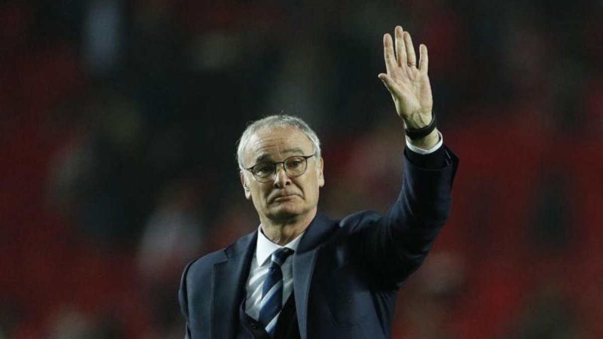 Claudio Ranieri saluda a los aficionados del Leicester, el miércoles en el Sánchez Pizjuán.-REUTERS / JOHN SIBLEY