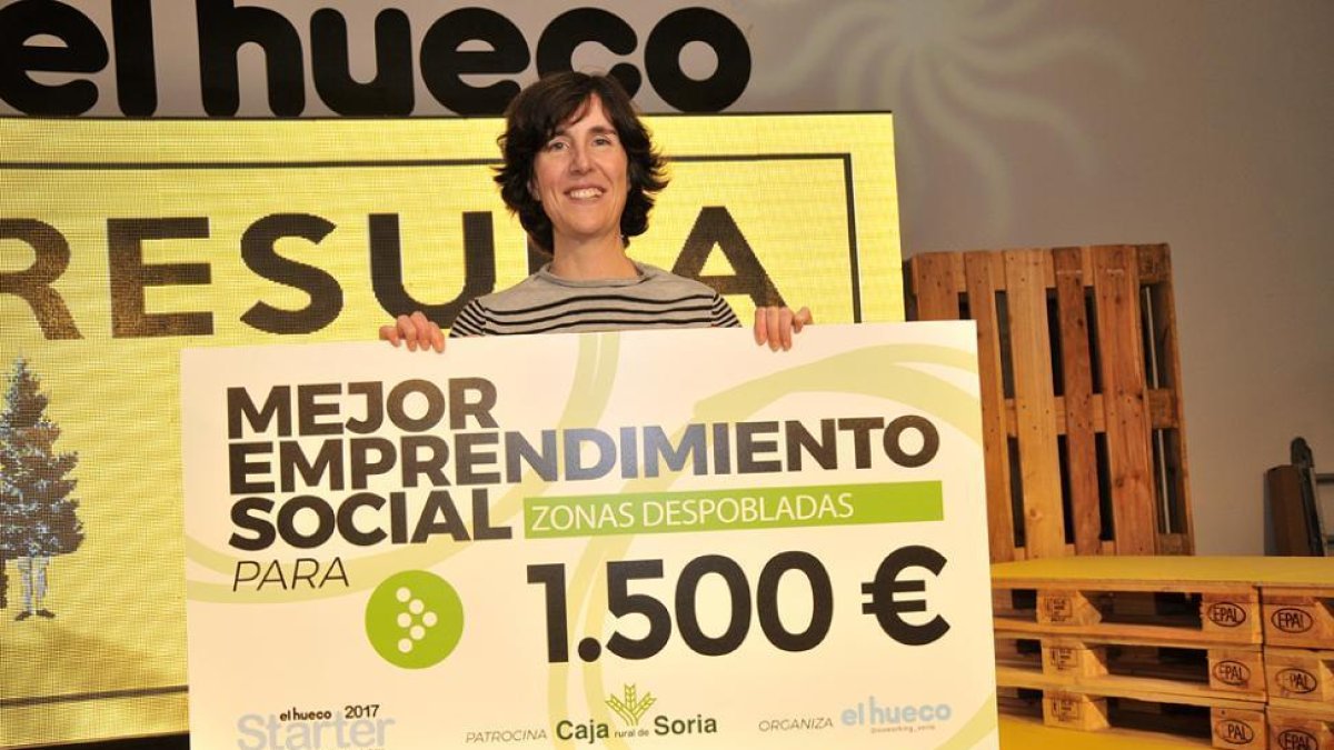 Mónica de Mier sostiene el premio concedido por El Hueco Starter.-VALENTÍN GUISANDE