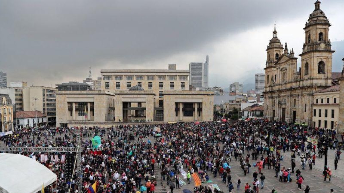Protestas de maestros en las calles de Colombia.-EFE