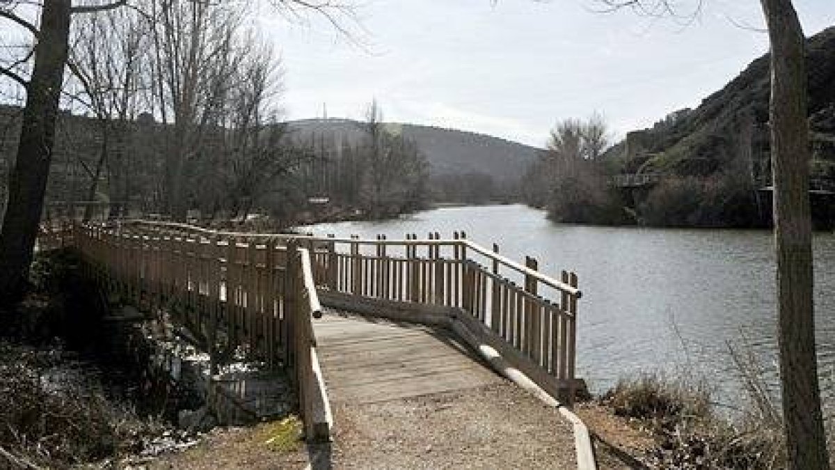 La pasarela que conecta Soria con Garray y que se construyó en la fase anterior de las márgenes del Duero. / ÁLVARO MARTÍNEZ-