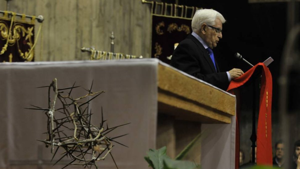 El doctor Ruiz Liso durante la lectura del pregón de Semana Santa.-DIEGO MAYOR