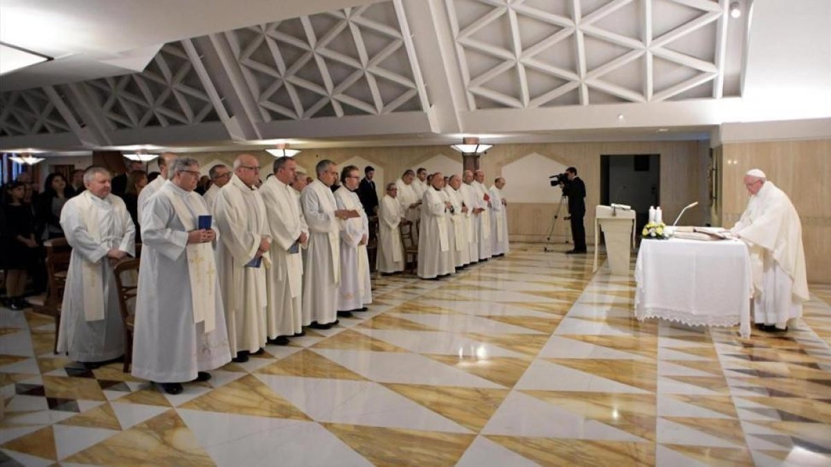 EL Papa Francisco, mientras oficia la misa en la residencia de Santa Marta, en El Vaticano.-EFE / OBSERVATORE ROMANO