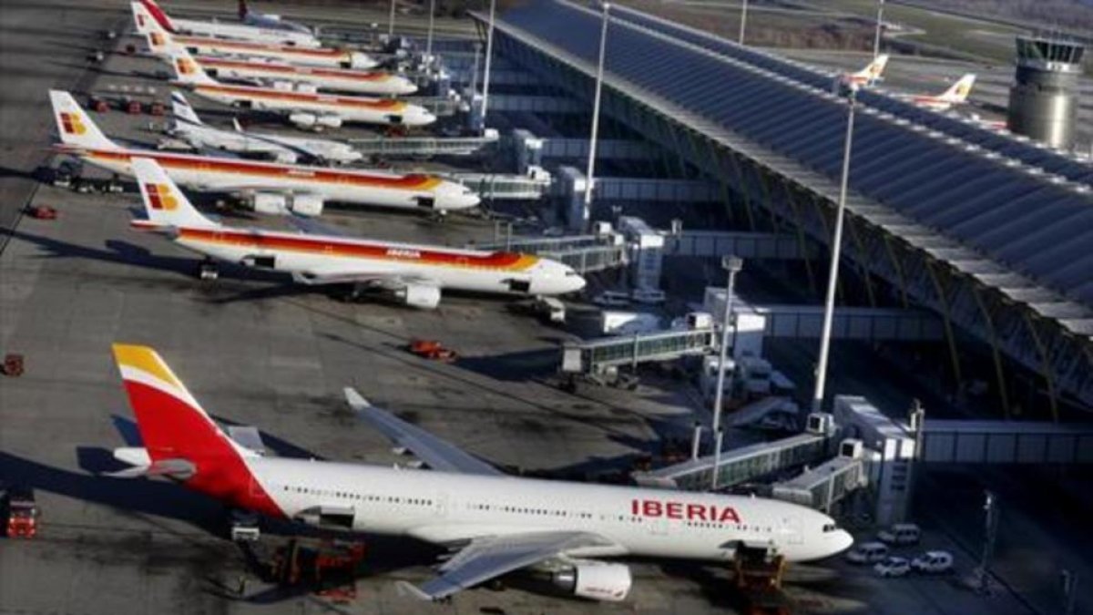 Aviones de Iberia en el aeropuerto madrileño.-JUAN MANUEL PRATS