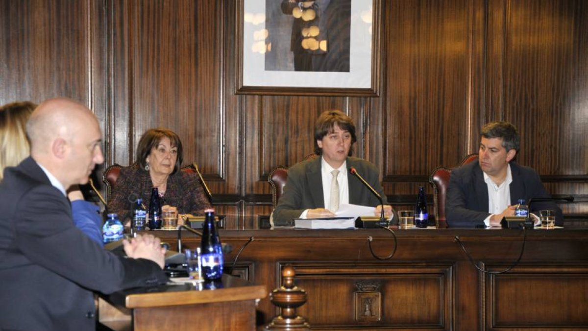 Un instante del Pleno celebrado ayer en el Ayuntamiento.-VALENTÍN GUISANDE
