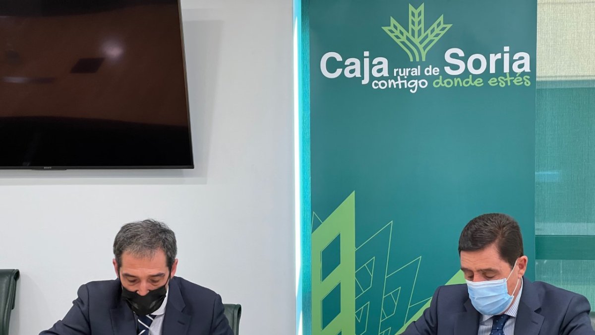 Vicente Gonzalo y Carlos Martínez en la firma del convenio de colaboración. HDS