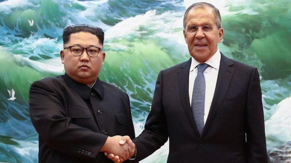 El mandatario norcoreano Kim Jong-un y el ministro de Exteriores ruso Sergéi Lavrov se estrechan la mano durante una reunión en Pionyang este jueves.-VALERY SHARIFULIN (AFP)