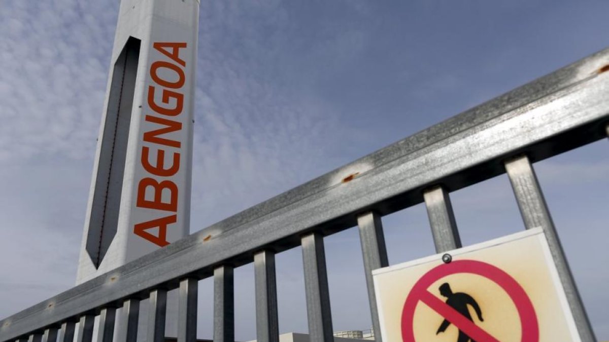 Advertencia de no pasar en un edificio de Abengoa.-REUTERS