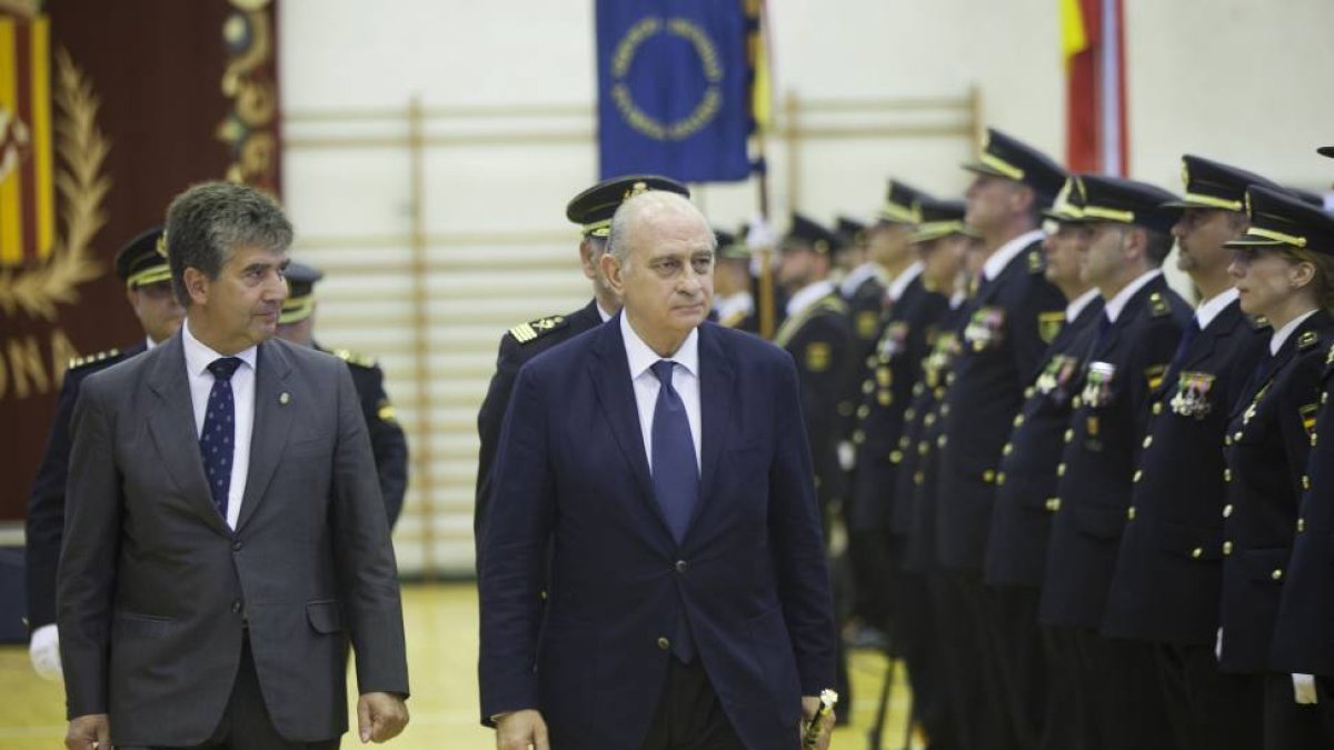 El ministro del Interior, Jorge Fernández Díaz, preside el acto de Jura de la XXIII promoción de subinspectores de la Policía Nacional. A la izquierda el director general de la Policía, Ignacio Cosidó-Ical