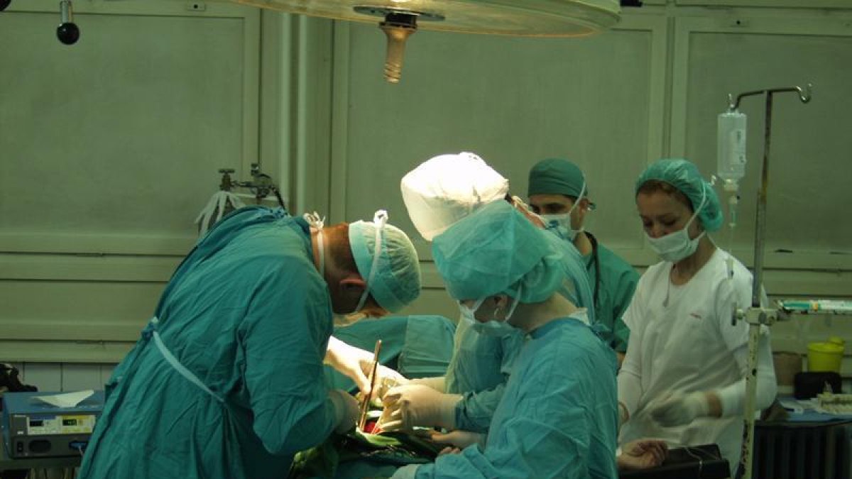 Sala de operaciones de un hospital durante una intervención.-HDS