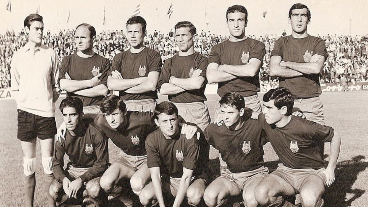 De izquierda a derecha. Arriba: Cobo (portero), Irulegui, Batalla, Cholo, Calleja, Antonio. Abajo: Odriozola, Martín Esperanza, Neme, Fernández y Plaza. En una alineación del Pontevedra.-CEDIDA
