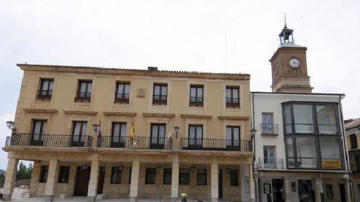 Fachada de la casa constorial de Almazán. / ÁLVARO MARTÍNEZ-