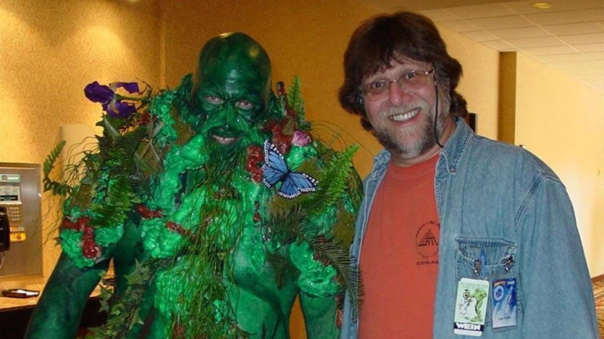 Len Wein, junto a la recreación de uno de los personajes que creó para el cómic, La Cosa del Pantano-EL PERIÓDICO