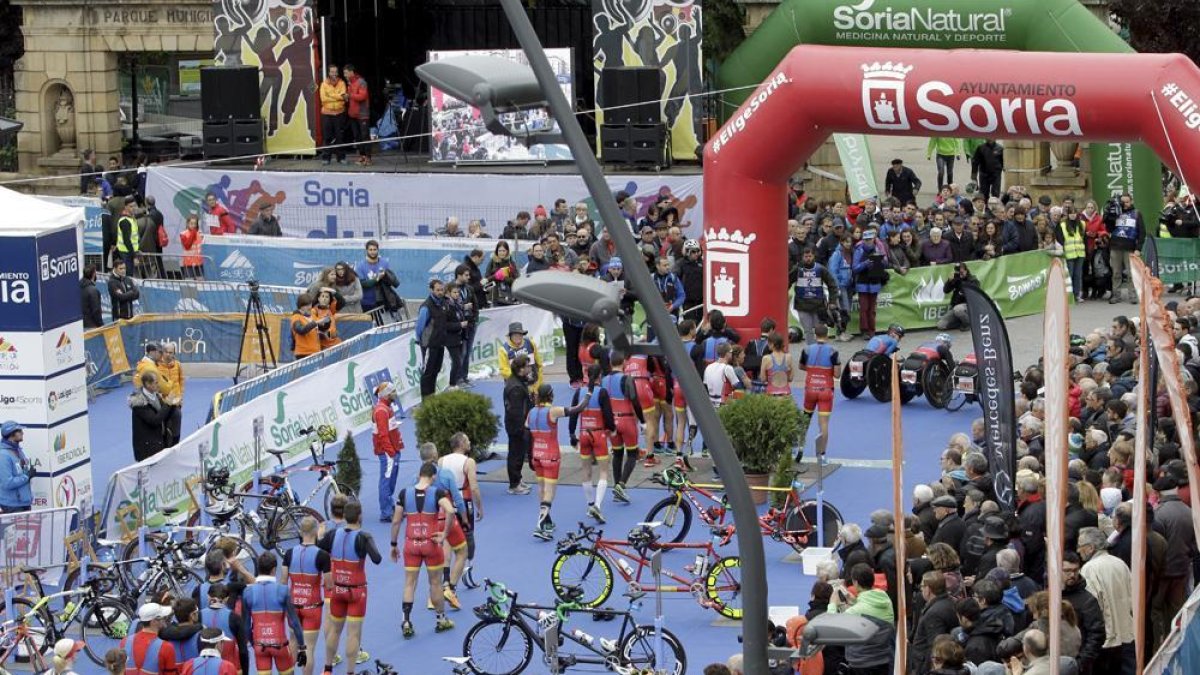 La plaza de Mariano Granados, convertida en epicentro de una prueba deportiva.-LUIS ÁNGEL TEJEDOR