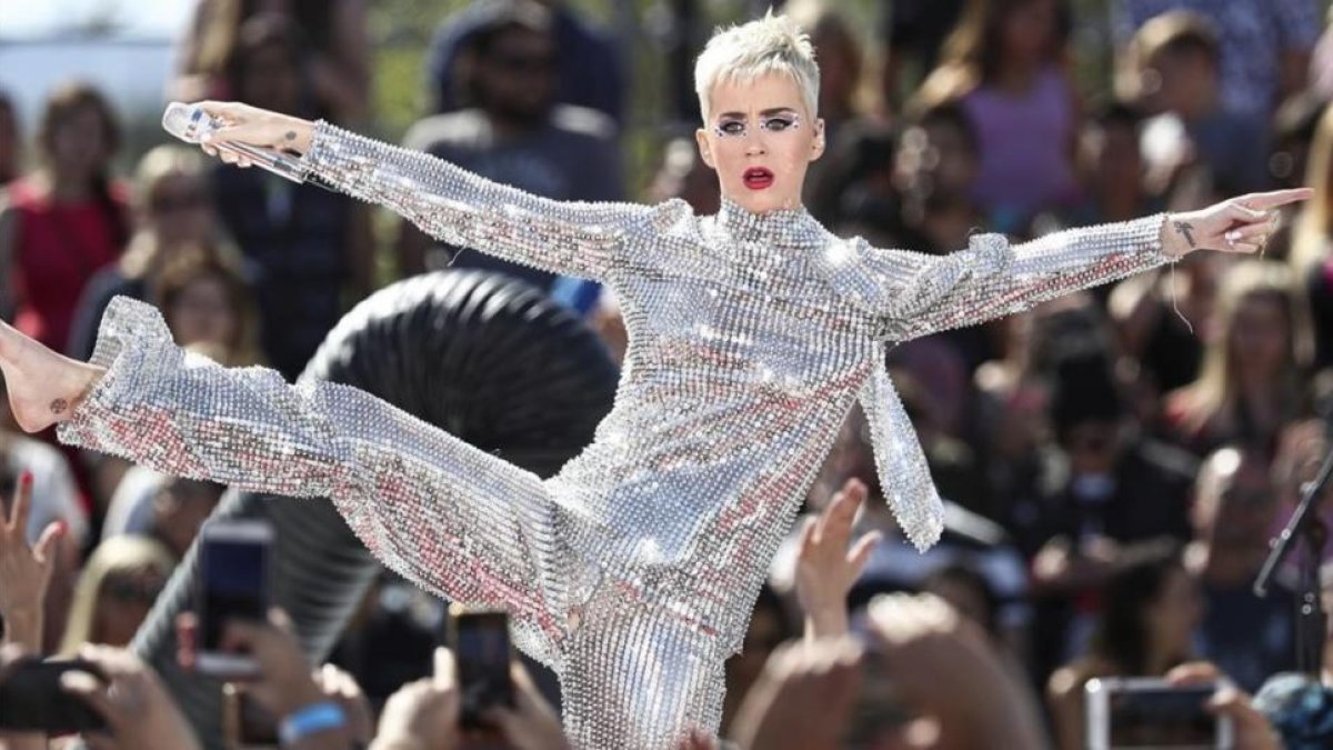 Katy Perry, con su nuevo y espectacular 'look', en la promoción de su nuevo disco 'Witnness', en Los Ángeles.-John Salangsan